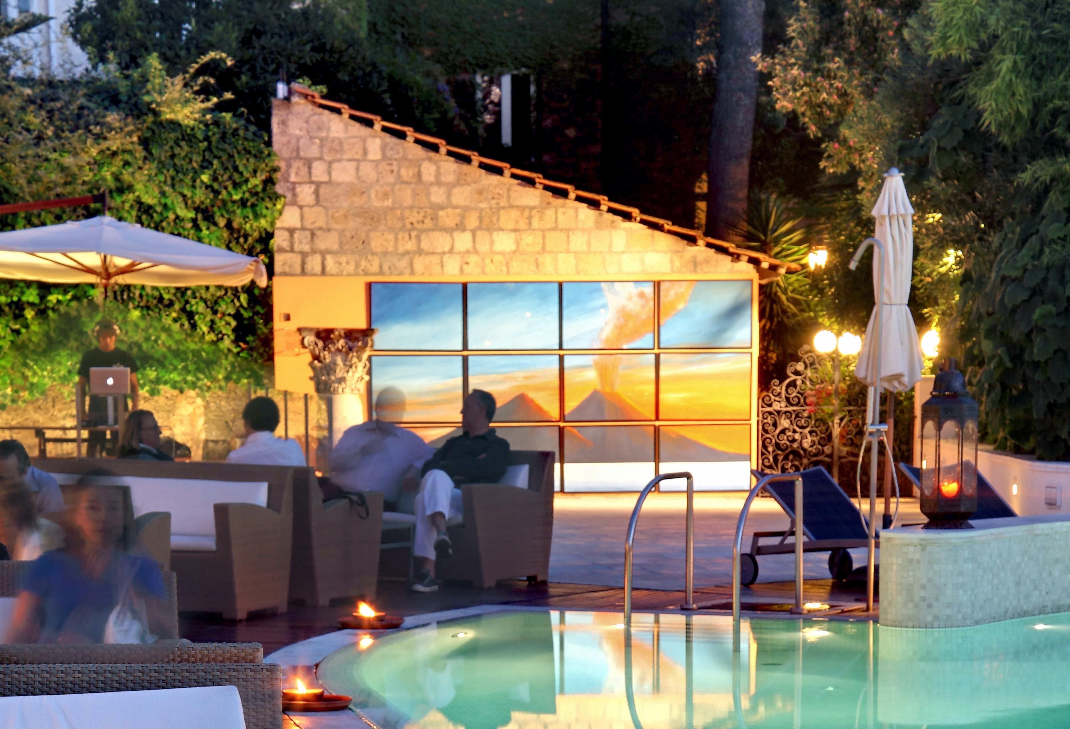 2 bars/lounges, poolside bar