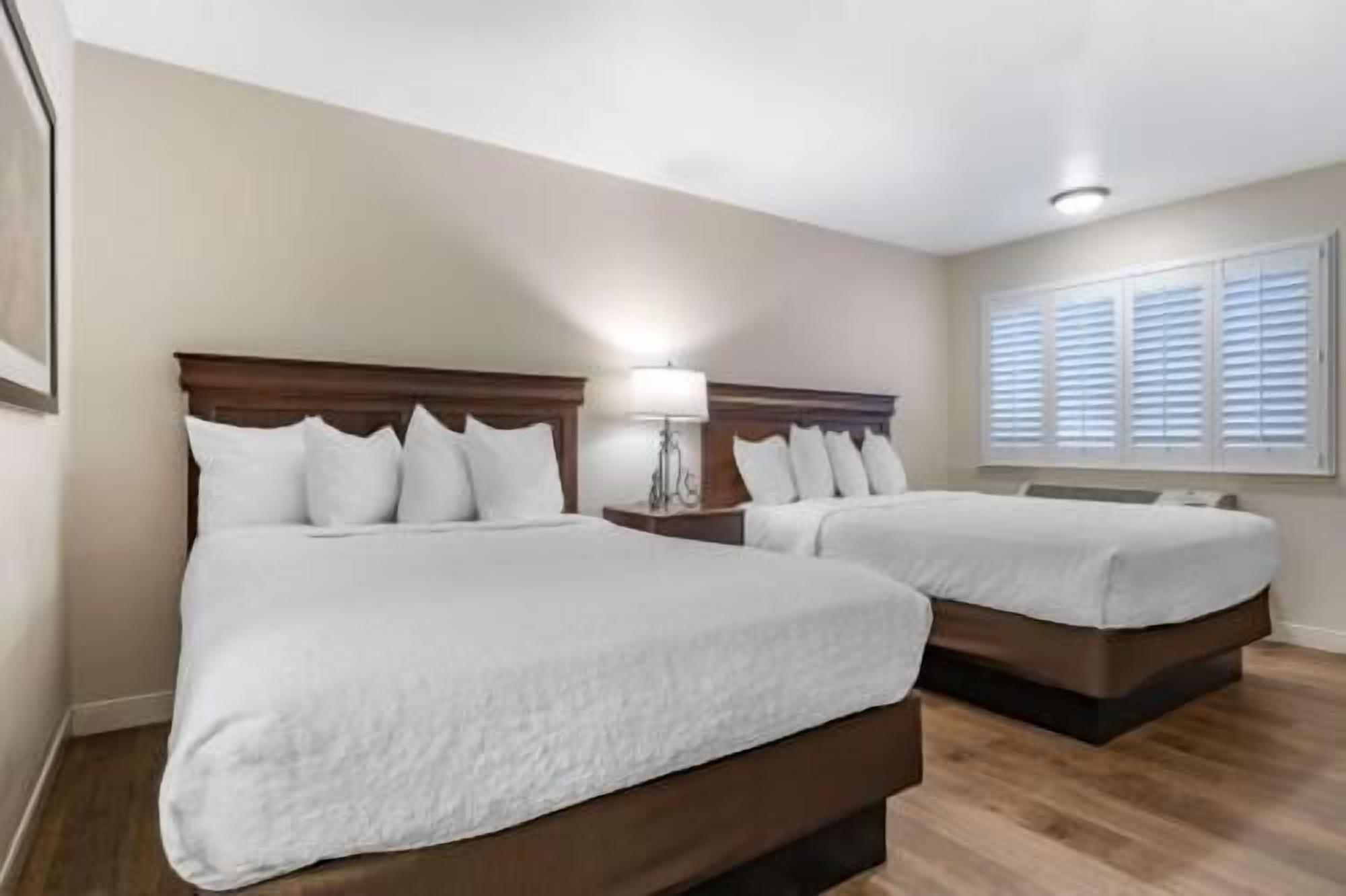 Cortinas blackout, tabla de planchar con plancha, cunas y wifi gratis 