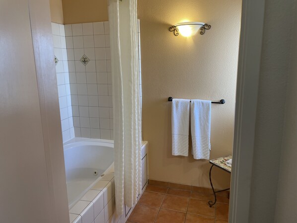 Combined shower/bathtub, free toiletries, hair dryer, towels