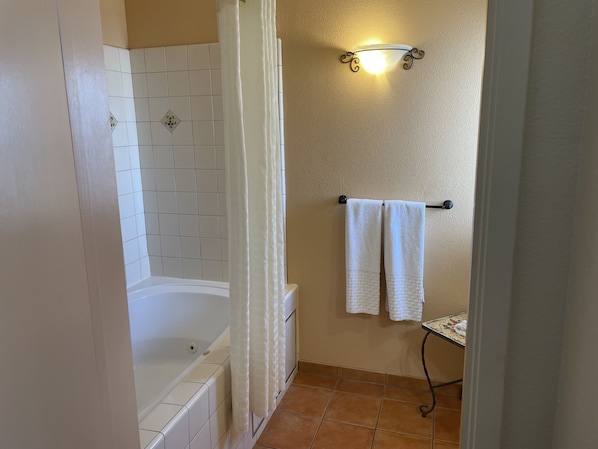 Combined shower/bathtub, free toiletries, hair dryer, towels