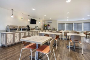 Enjoy meals at the central island grill and dine at one of the many tables.