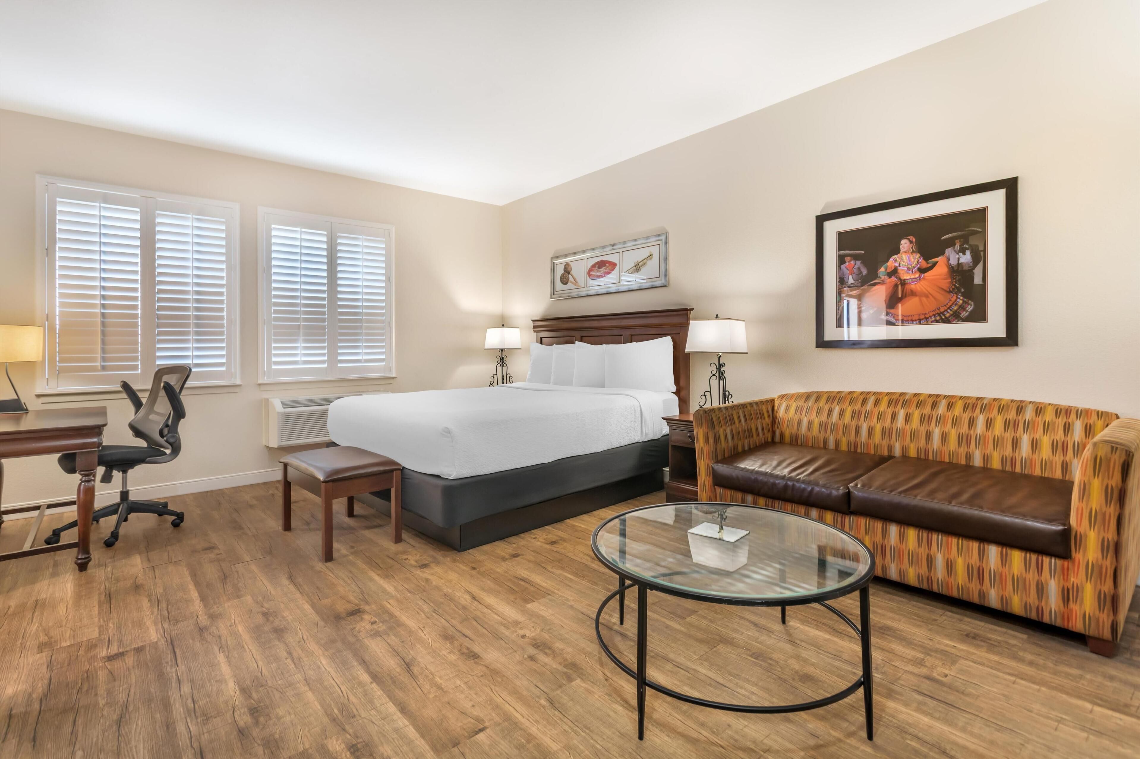 ห้องพัก, เตียงคิงไซส์ 1 เตียง, ปลอดบุหรี่, อ่างน้ำวน (Larger Room) | ผ้าม่านกันแสง, เตารีด/โต๊ะรีดผ้า, เปล/เตียงเด็กอ่อน, Wi-Fi ฟรี