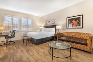 Chambre, 1 très grand lit, non-fumeur, baignoire à jets (Larger Room) | Rideaux d’obscurcissement, fer et planche à repasser