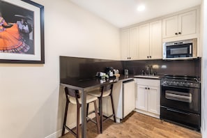 Standard Room, 1 King Bed, Non Smoking, Kitchenette (Shower Only)