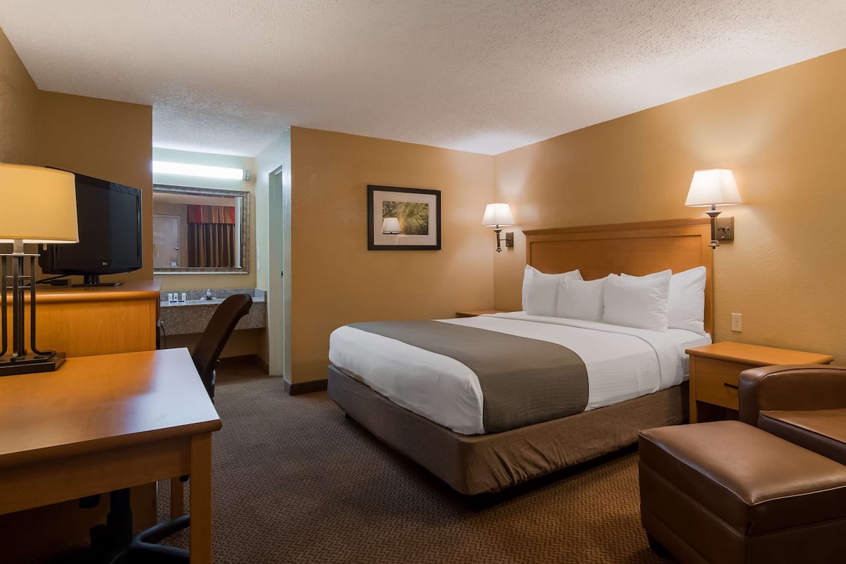 Standard Room, 1 King Bed, Non Smoking, Refrigerator & Microwave (1st Floor)