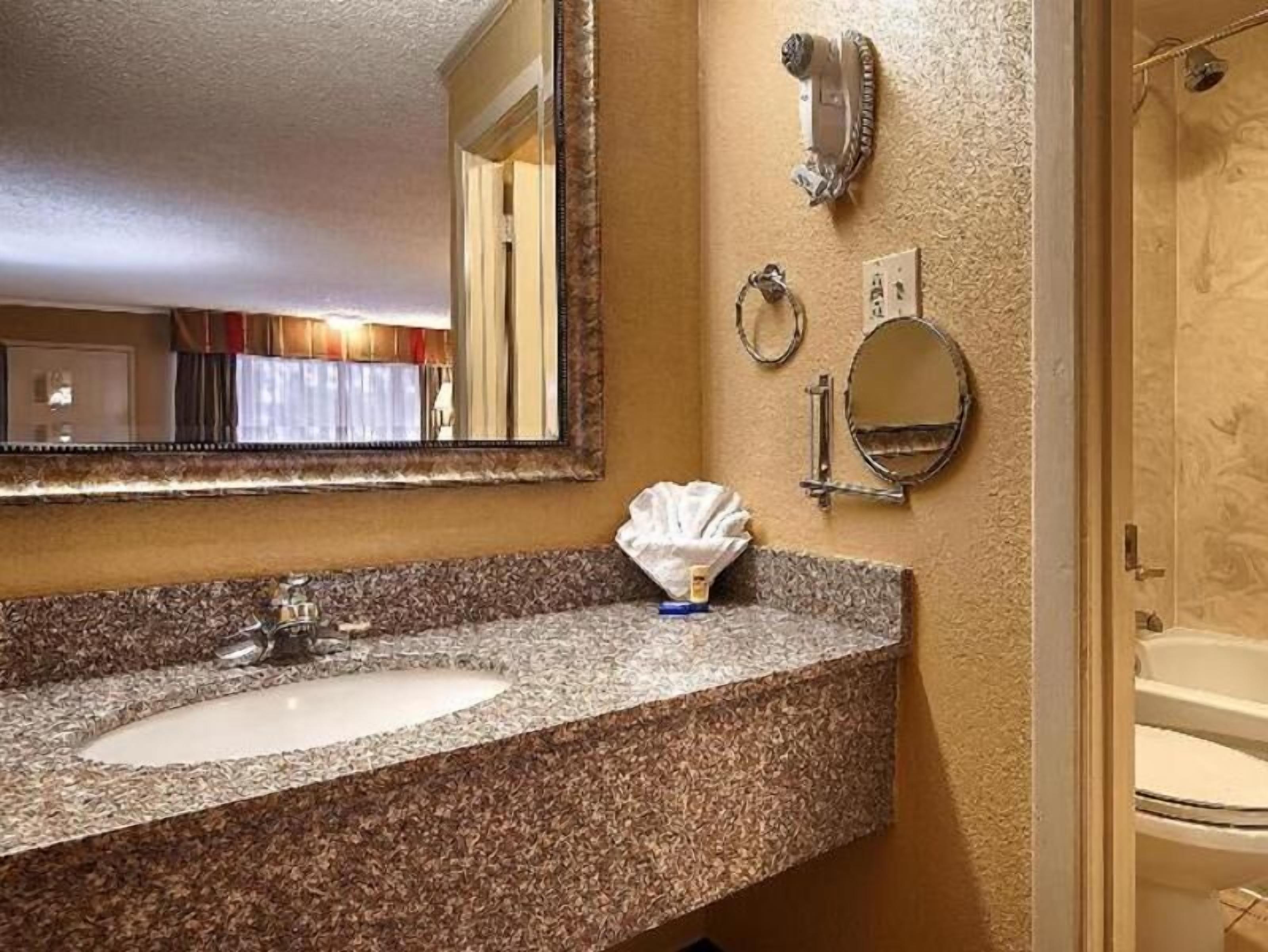 Bathroom | Combined shower/tub, hydromassage showerhead, free toiletries