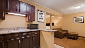 Standard Room, 1 Queen Bed, Non Smoking, Kitchenette (2nd Floor;Living Room) | Dining room