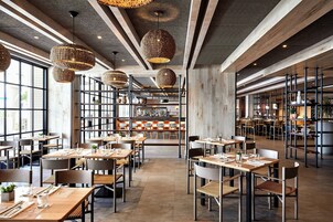 Se sirven desayunos y almuerzos; cocina americana; junto a la piscina