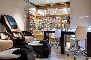 Couples treatment rooms, steam room, body treatments, aromatherapy