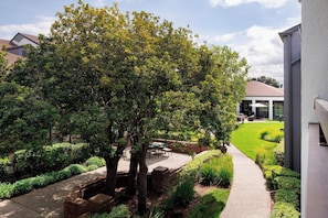 Room, 1 King Bed, Non Smoking, Courtyard View | Courtyard view