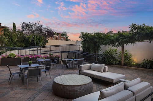 Courtyard New Haven at Yale