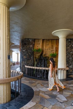 Hotel entrance and lobby at Royal Kona Resort