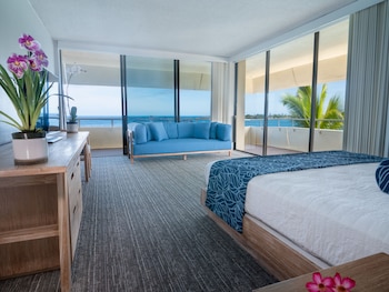 1 bedroom, in-room safe, desk, laptop workspace at Royal Kona Resort