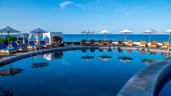 Una piscina al aire libre, cabañas de piscina (de pago), sombrillas