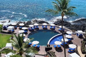 Outdoor pool, pool cabanas (surcharge), pool umbrellas - Royal Kona Resort (Kailua-Kona)
