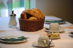Daily buffet breakfast (CHF 15 per person) - Arlette Am Hauptbahnhof Hotel (Zürich)