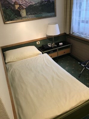 Enkelrum | Duntäcken, minibar, värdeförvaringsskåp på rummet och skrivbord