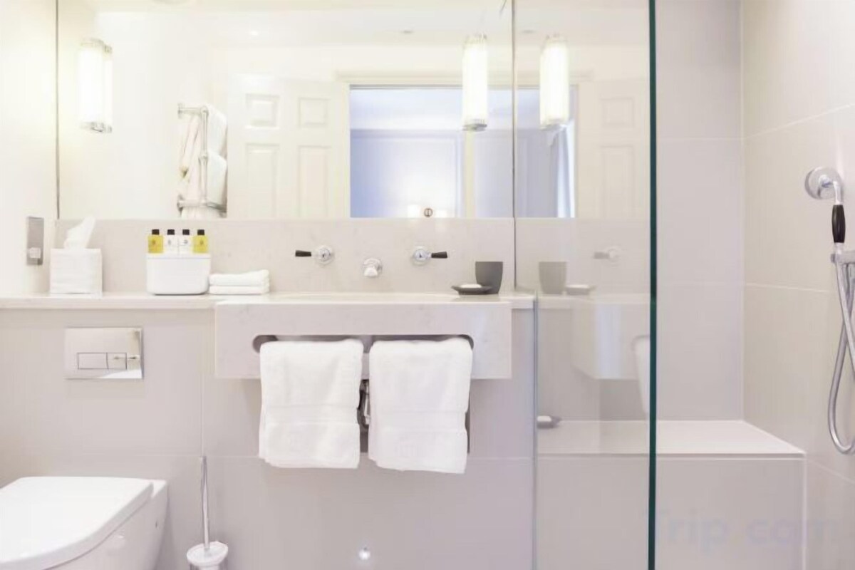Baño | Artículos de higiene personal gratuitos, secador de pelo y albornoces