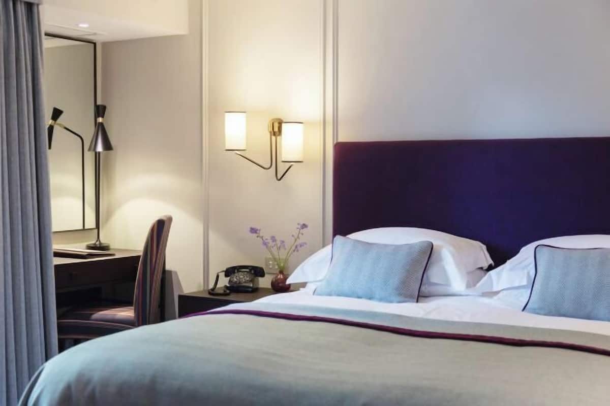 Egyptian cotton sheets, premium bedding, minibar (some free items)