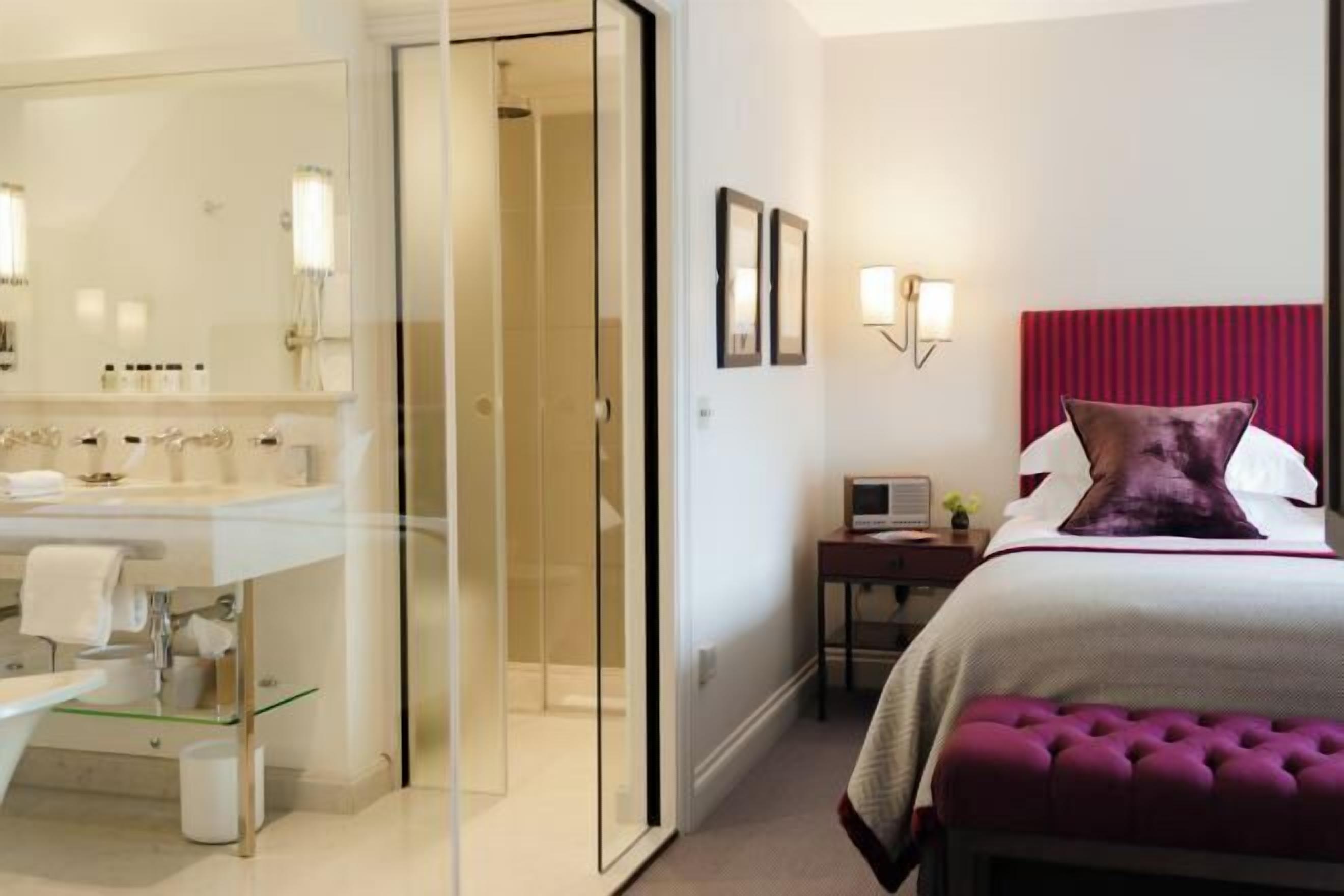 Egyptian cotton sheets, premium bedding, free minibar items