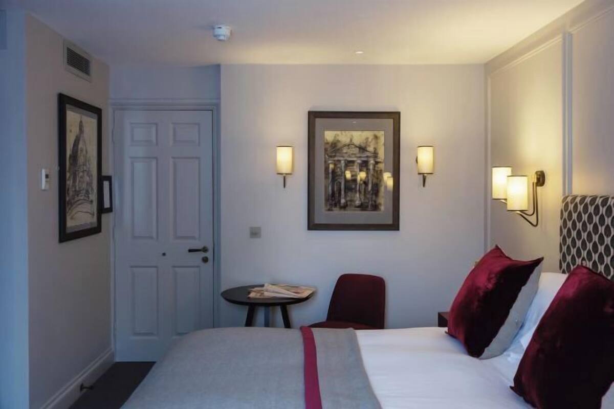 Egyptian cotton sheets, premium bedding, minibar (some free items)