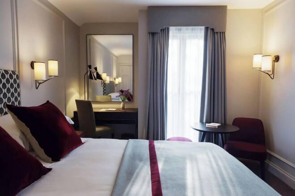 Egyptian cotton sheets, premium bedding, minibar (some free items)