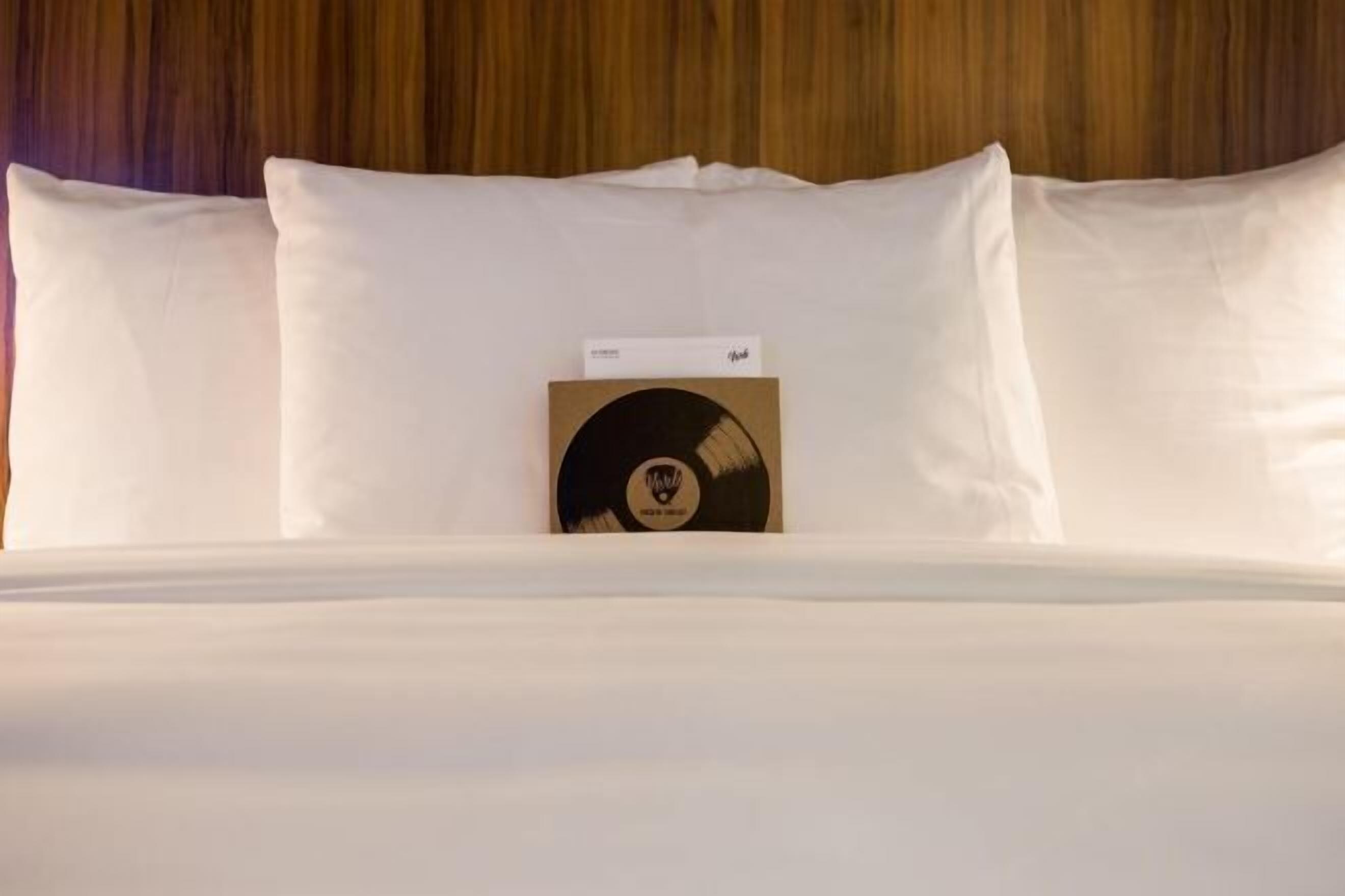 1 間臥室、客房內保險箱、書桌、筆電工作空間