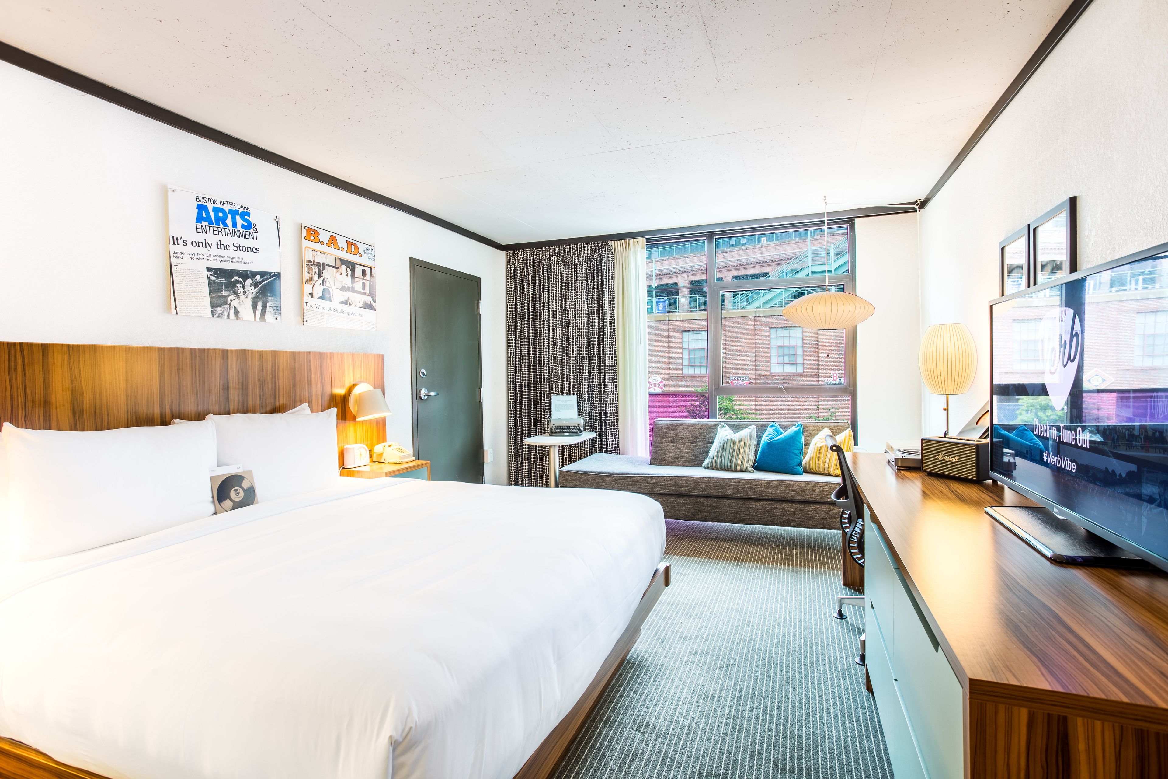 1 غرفة نوم وخزنة داخل الغرفة ومكتب ومساحة عمل للكمبيوتر المحمول