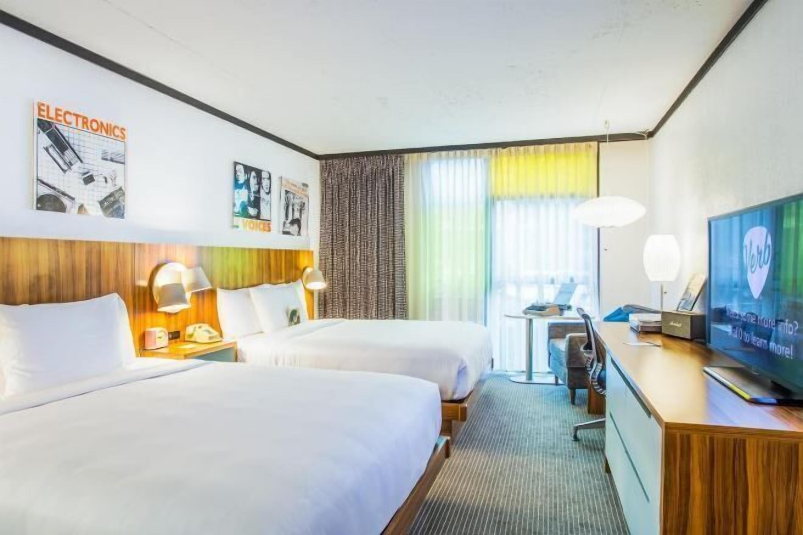 1 間臥室、客房內保險箱、書桌、筆電工作空間