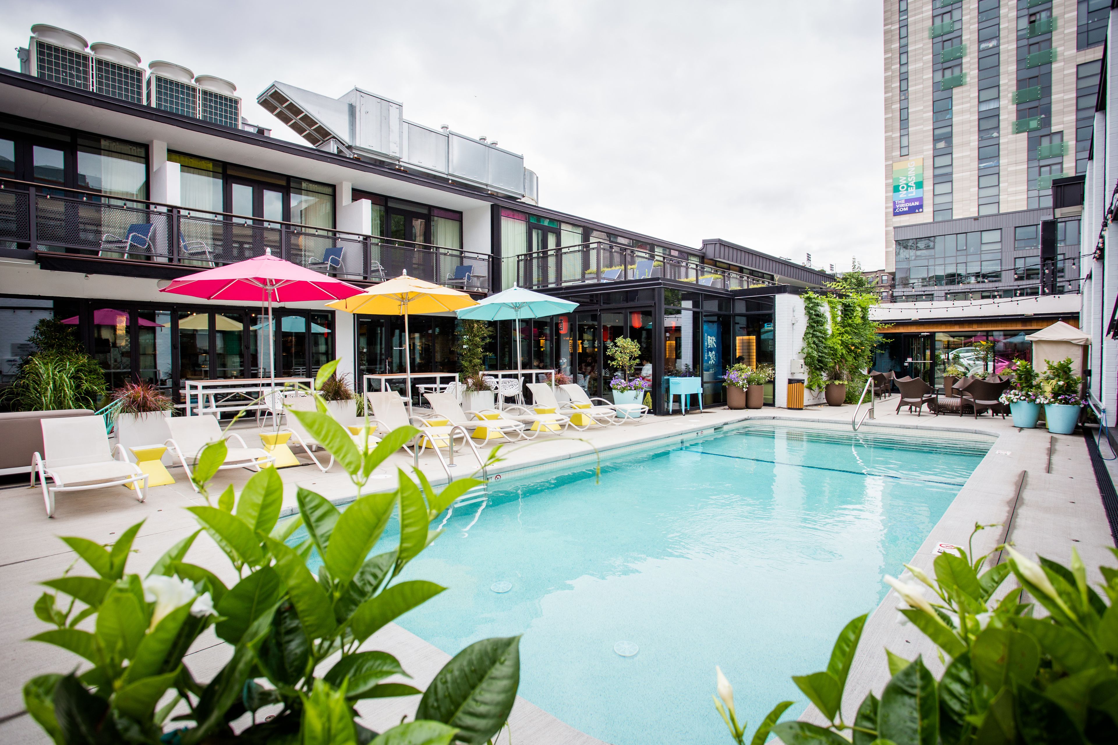 Utomhuspool, öppet 08.00 till 22.00, parasoller och solstolar