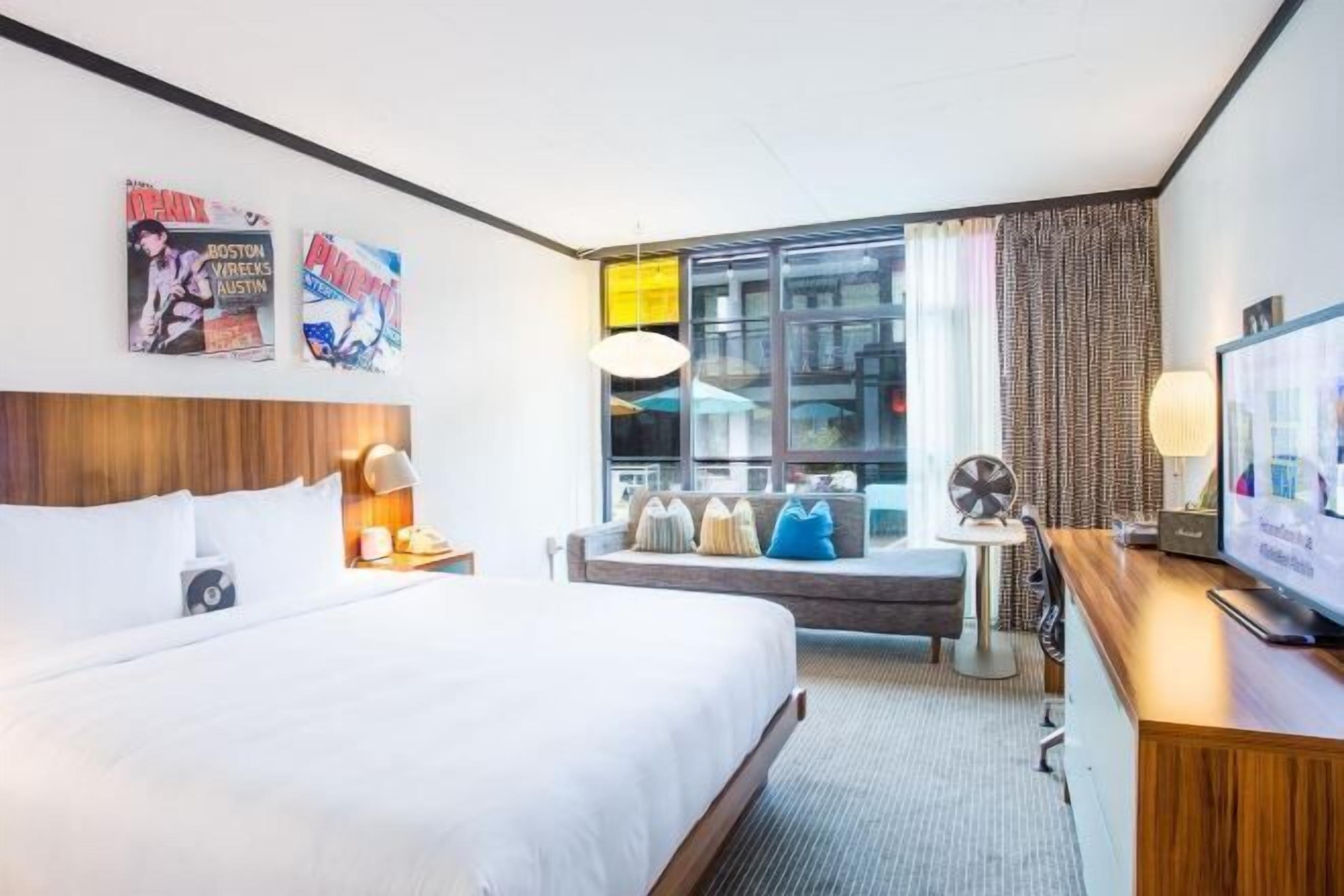 1 間臥室、客房內保險箱、書桌、筆電工作空間