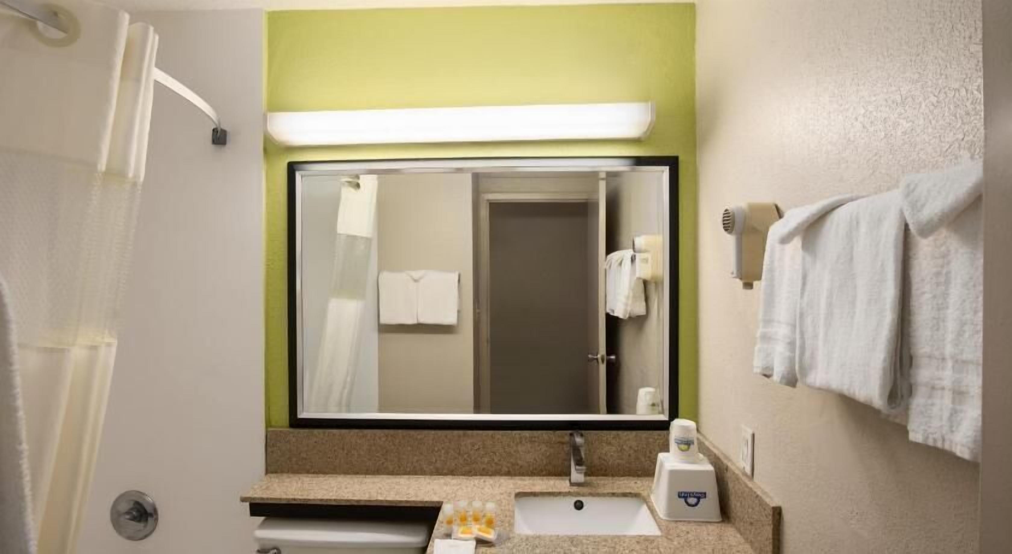 Bathroom | Combined shower/tub, free toiletries, hair dryer, towels