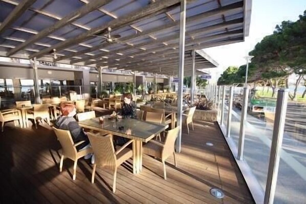 朝食、ランチ、ディナーに営業