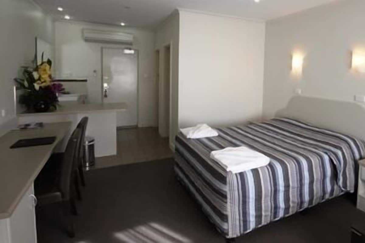 Deluxe Room | Desk, iron/ironing board, cribs (free), rollaway beds (surcharge)