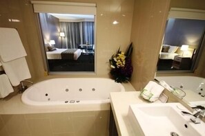 Douche, articles de toilette gratuits, sèche-cheveux