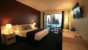 Desk, iron/ironing board, cribs (free), rollaway beds (surcharge) - Ceduna Foreshore Hotel Motel (Ceduna)