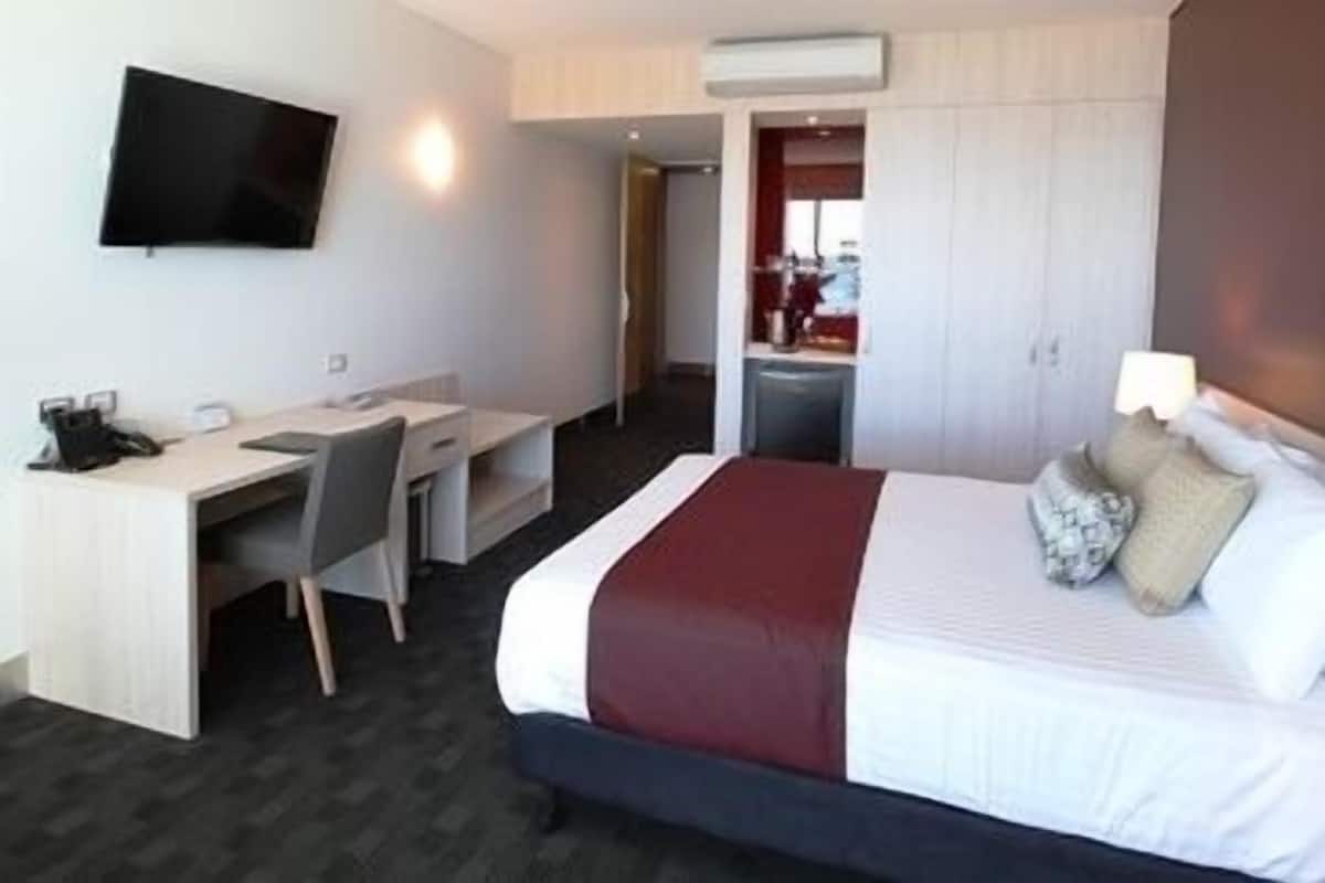 Executive Room, 1 Queen Bed | Desk, iron/ironing board, cribs (free), rollaway beds (surcharge)