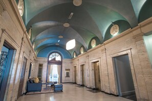 Lobby lounge