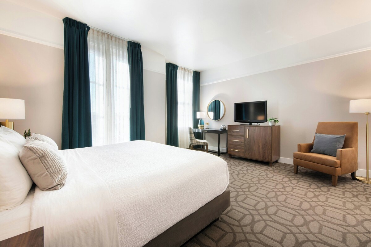 Deluxe Room, 1 Queen Bed | Premium bedding, laptop workspace, blackout drapes, iron/ironing board