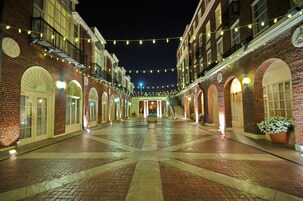 Un edificio de ladrillo con puertas de arco y un patio central.