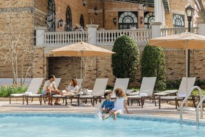 Utendørsbasseng, bassengparasoller og solsenger