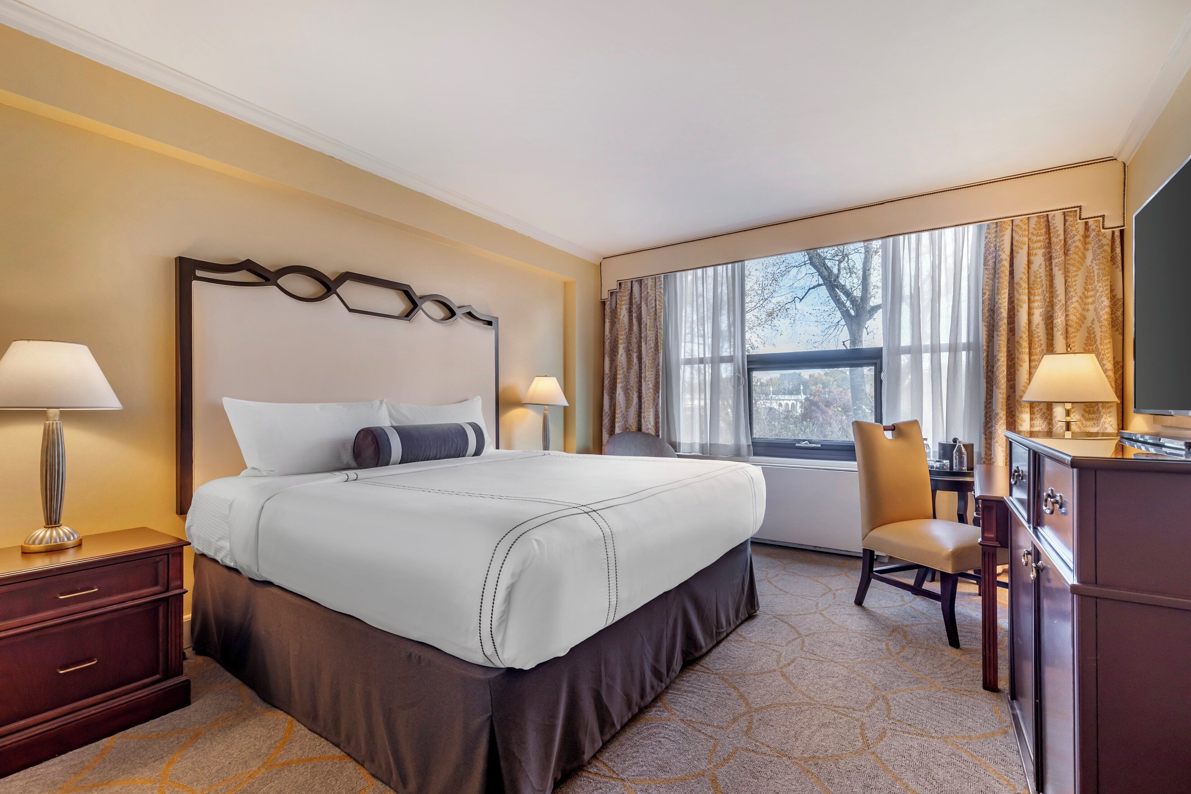 Traditional Room, 1 King Bed, Accessible | Premium bedding, down comforters, in-room safe, desk