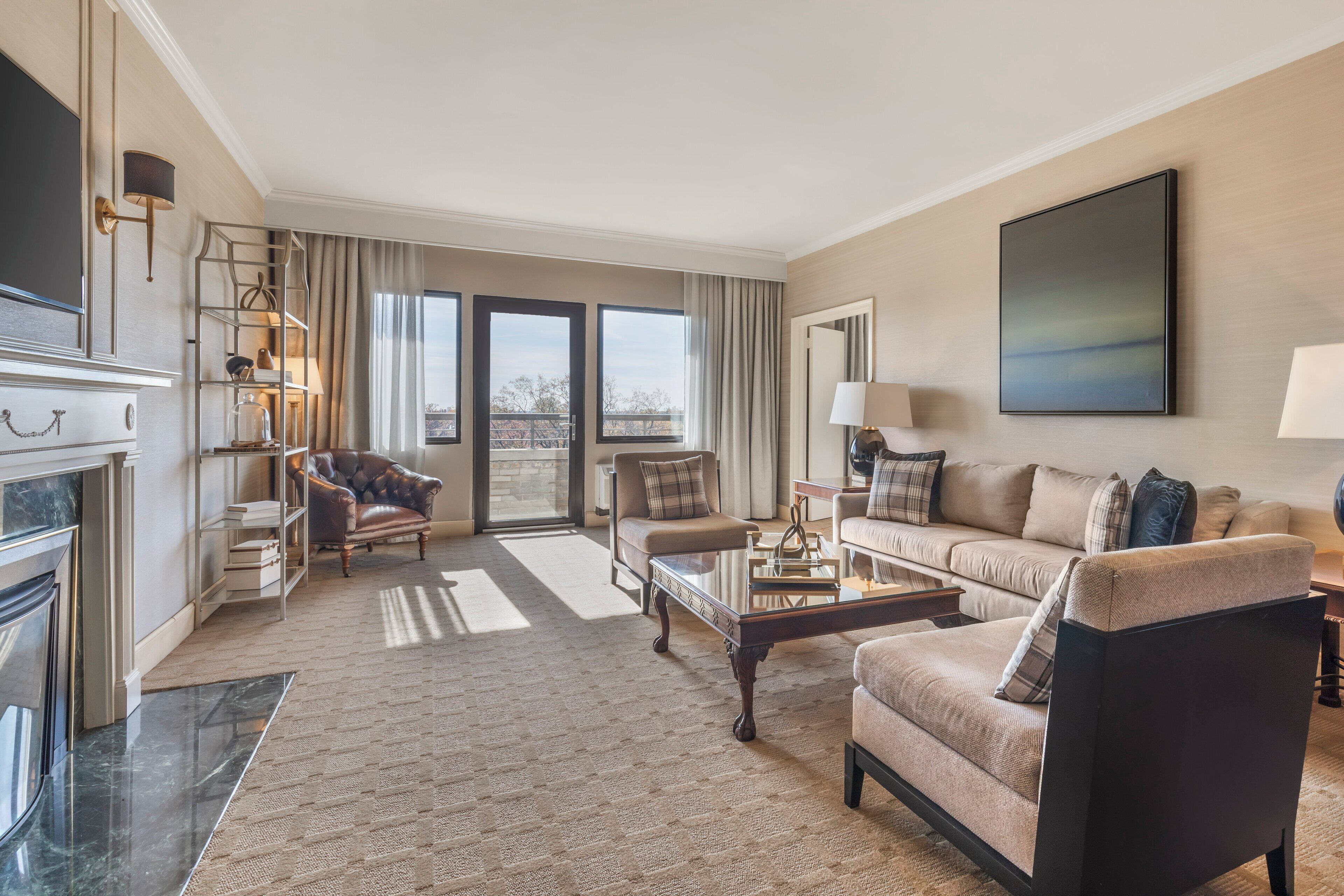 Presidentiële suite, 1 kingsize bed | Woonkamer | Een 49-inch flatscreentelevisie met kabelzenders en televisie