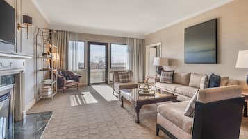 Presidentiële suite, 1 kingsize bed | Woonkamer | Een 49-inch flatscreentelevisie met kabelzenders en televisie