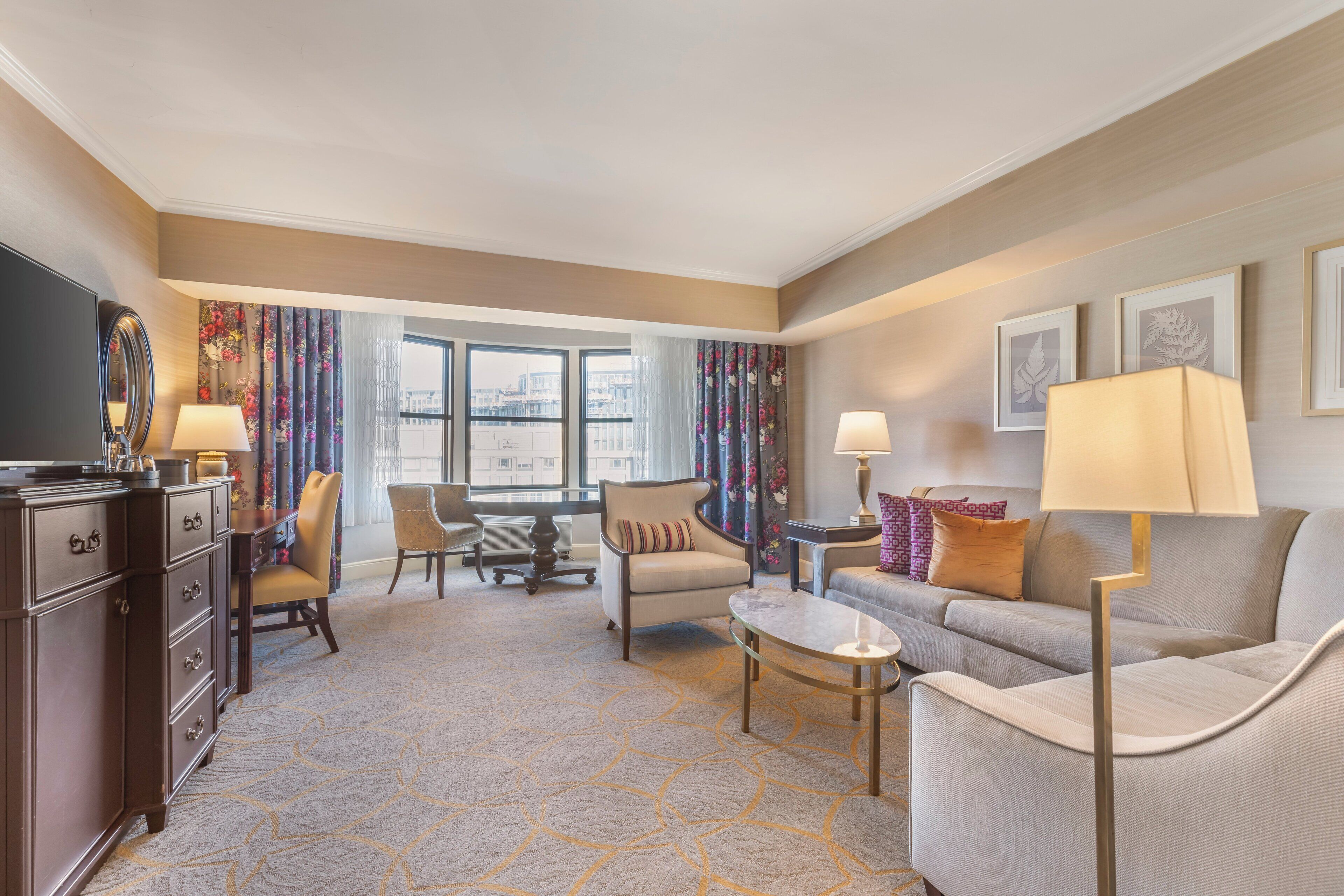 Een 49-inch flatscreentelevisie met kabelzenders en televisie