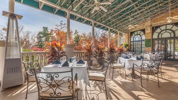 Se sirven desayunos y almuerzos; cocina regional; con vista al jardín