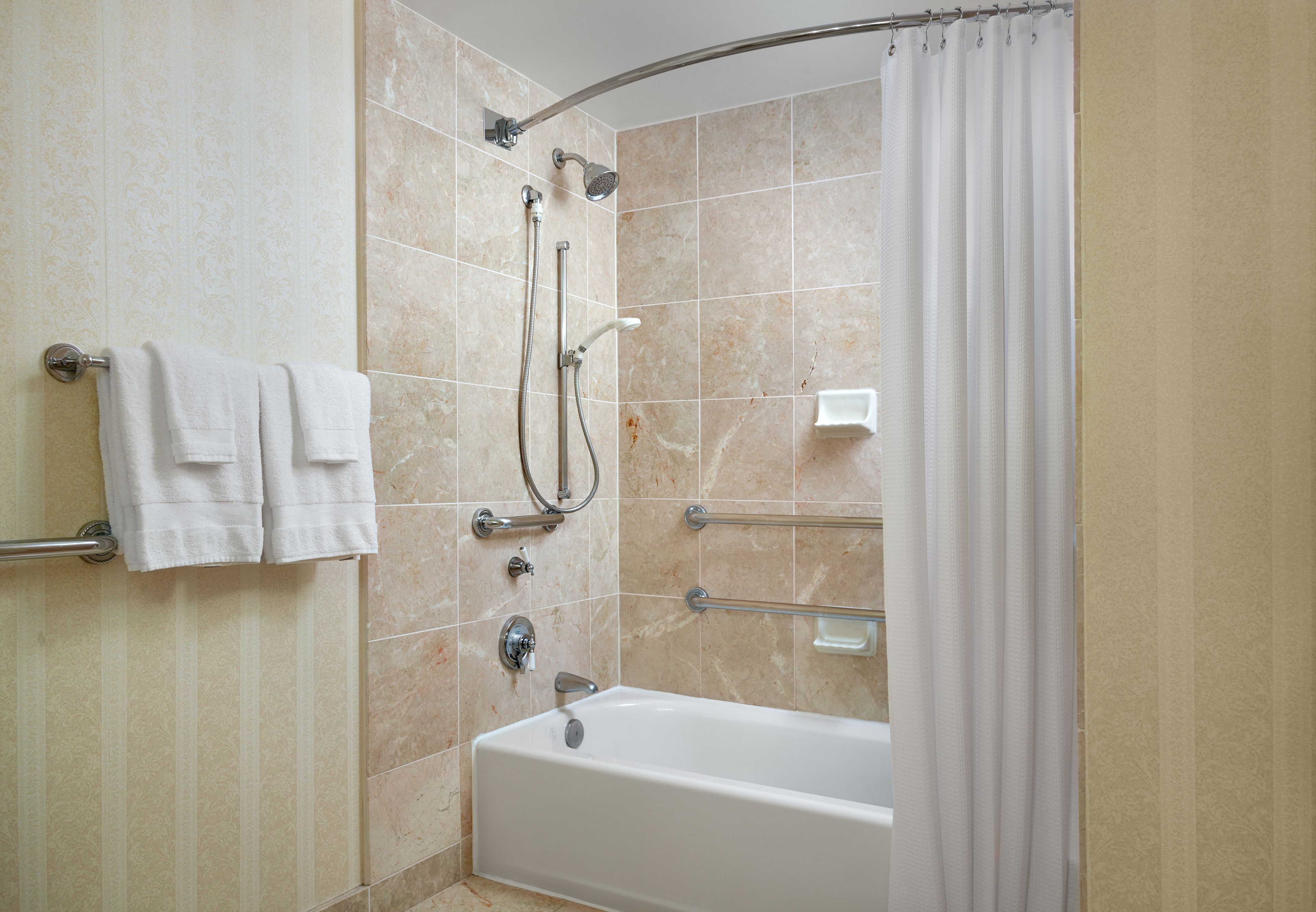 Articles de toilette écologiques, sèche-cheveux, peignoirs, chaussons