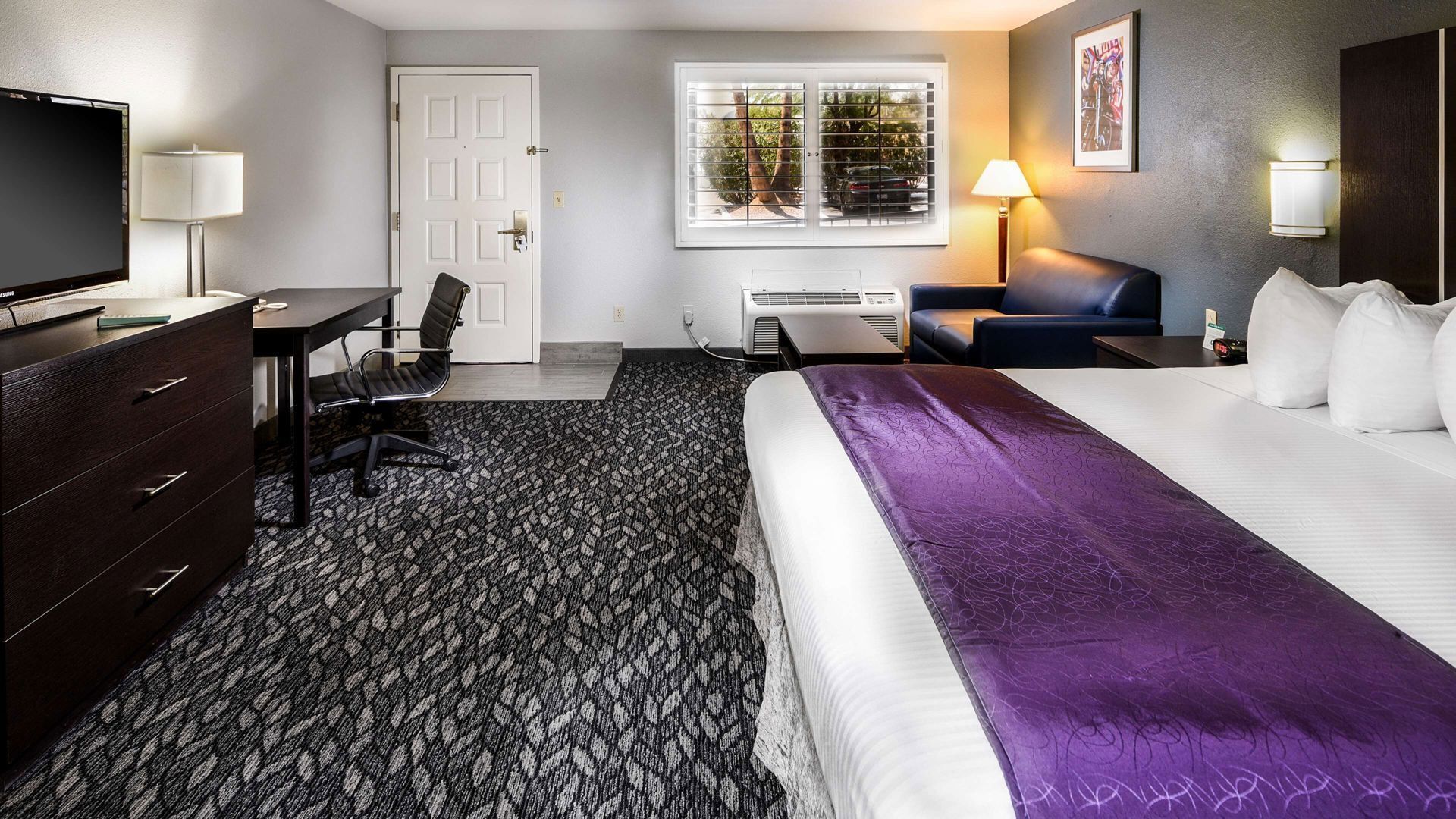 Camas con pillow-top, escritorio y tabla de planchar con plancha 