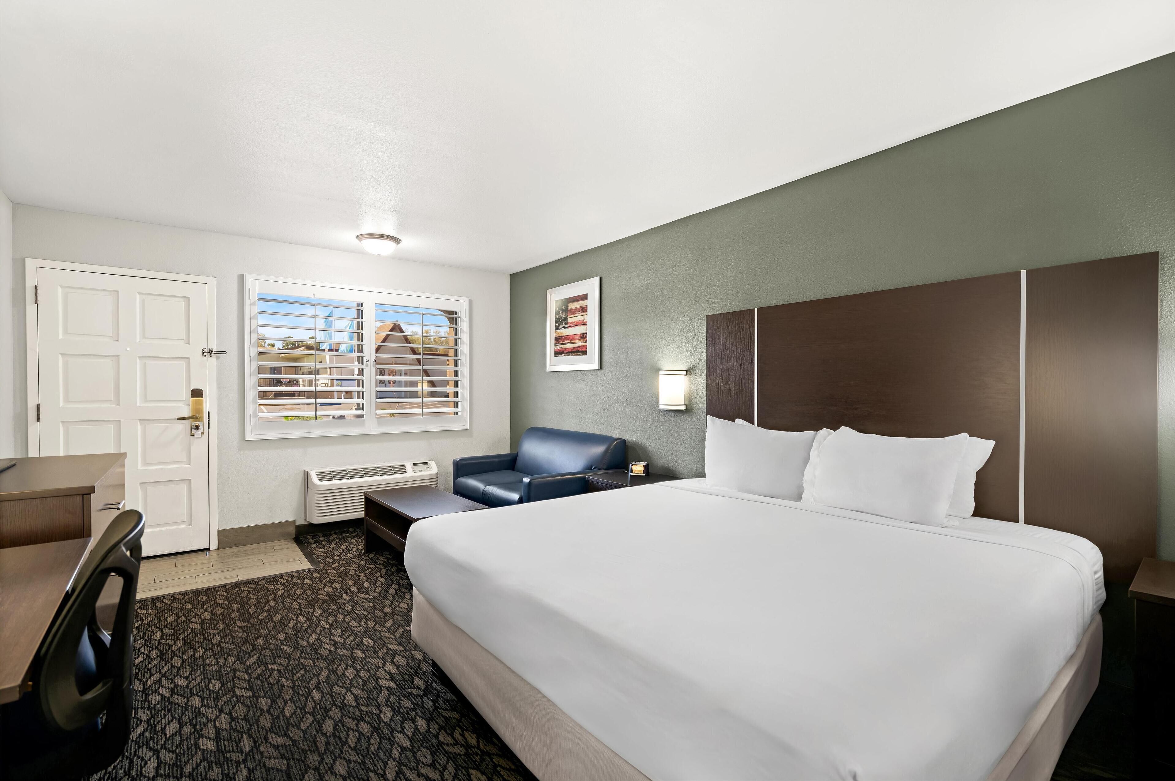 standard room, 1 king bed, non smoking, refrigerator & microwave | pillow-top beds, desk, iron/ironing board, free wifi