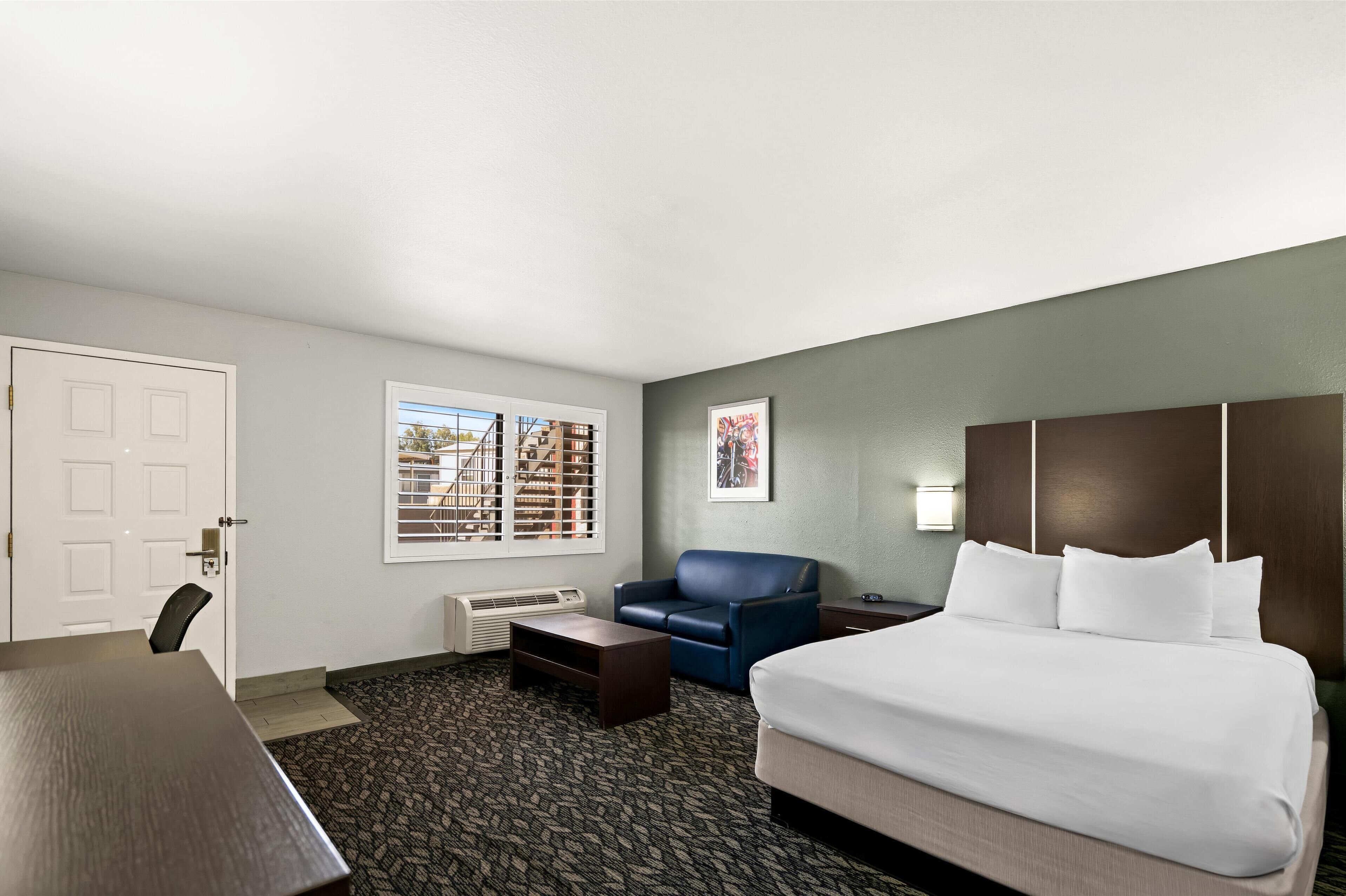 standard room, 1 king bed, non smoking, microwave (larger room) | pillow-top beds, desk, iron/ironing board, free wifi